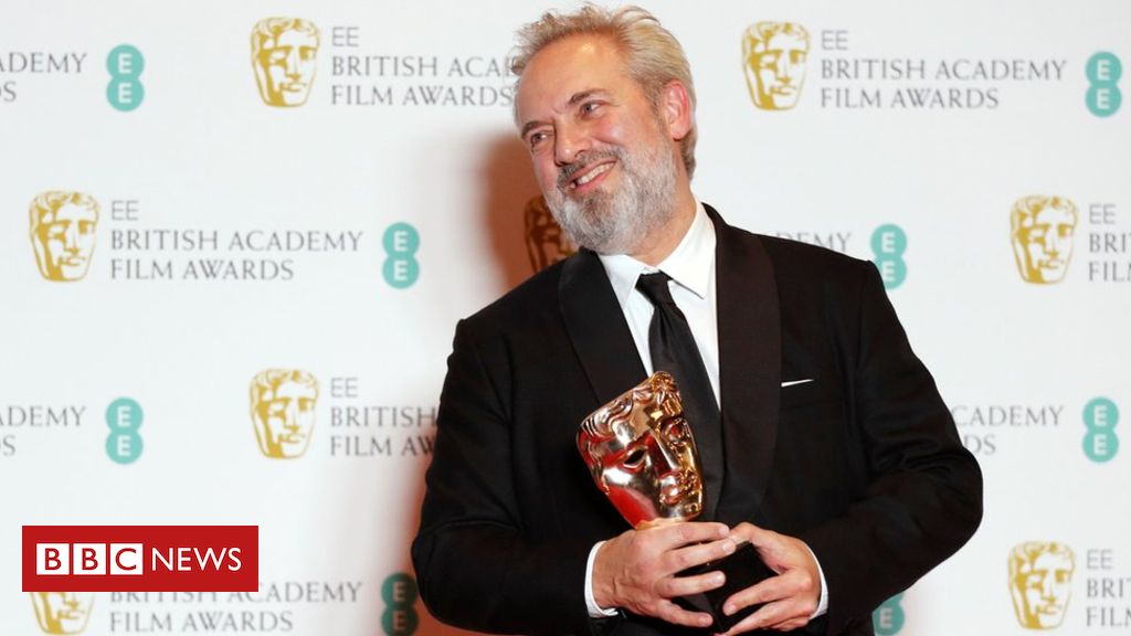 Sam Mendes memegang Piala Bafta setelah berhasil menang dari kategori Best Director